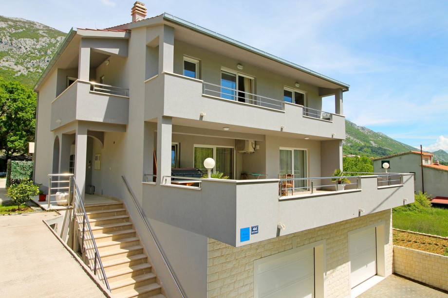 Villa Antony - upper floor with separated entrance is just for youtotal privacy