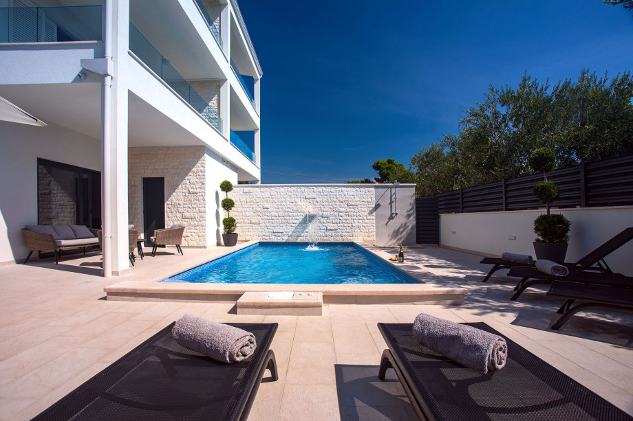 Heated pool with massage 7,5m x 3,5m