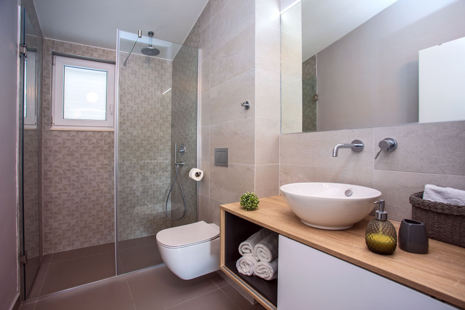 en-suite Bathroom with shower in bedroom No. 1