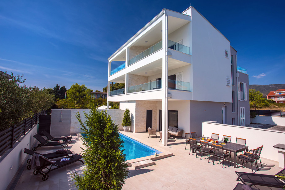 Villa Petra - Garden with barbecue, Pool, covered dining area