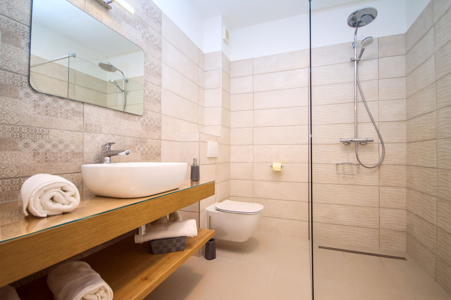 Ensuite bathroom with shower in bedroom No2