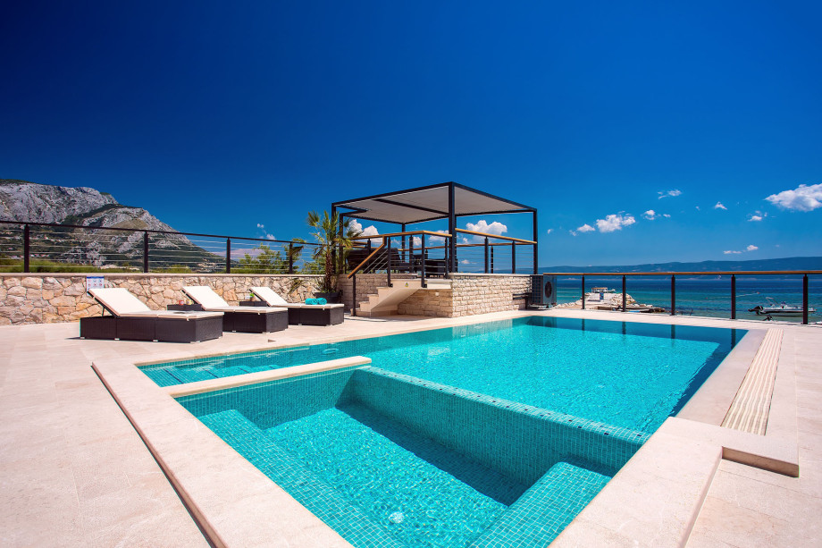 Private 32 sqm heated pool with hydromassage area, 6 lounge chairs