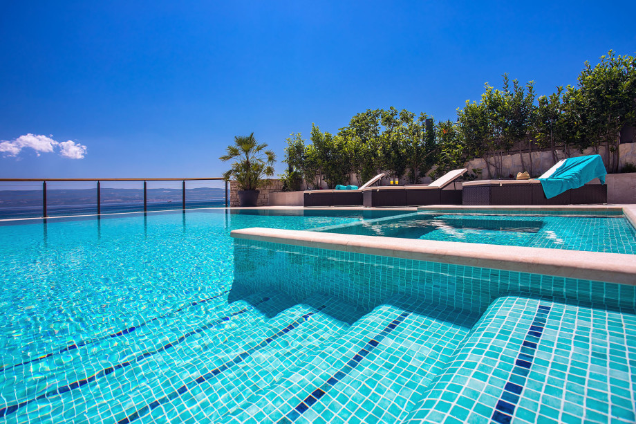 Private 32 sqm heated pool with hydromassage area, 6 lounge chairs
