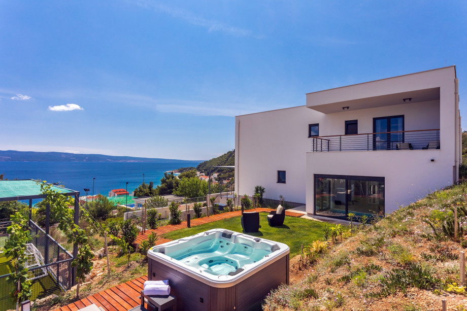 Open sea views, the perfect place to relax on the jacuzzi