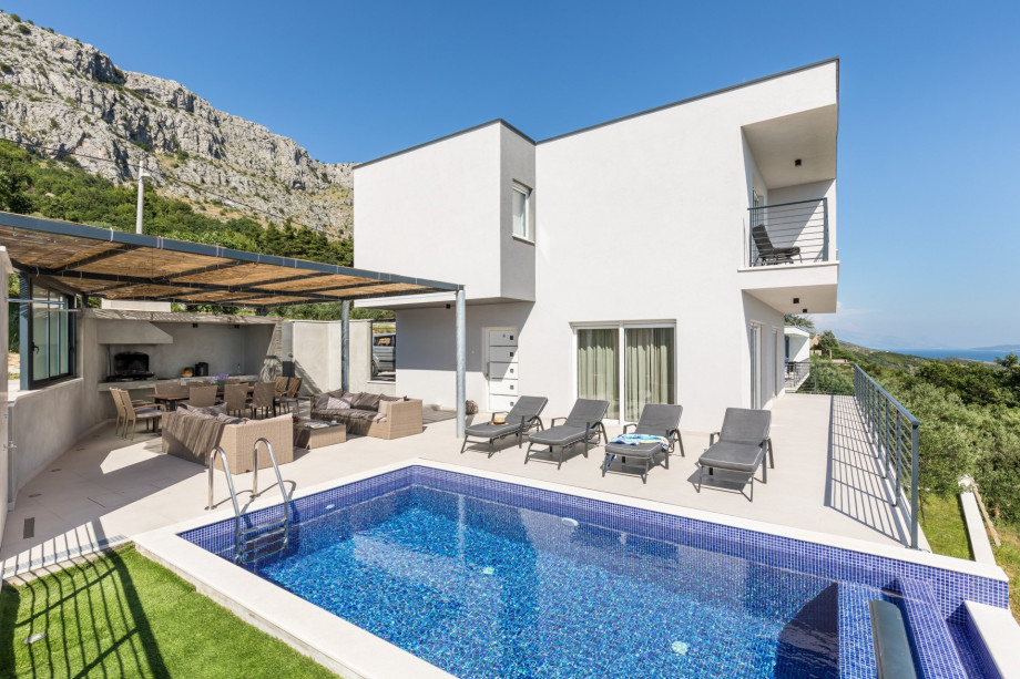 Private heated pool with infinity edge (5m x 3m), and comfortable lounge chairs