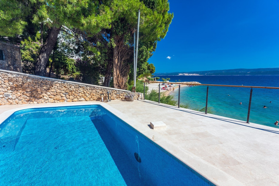 Conveniently located only 3m to the beach,
