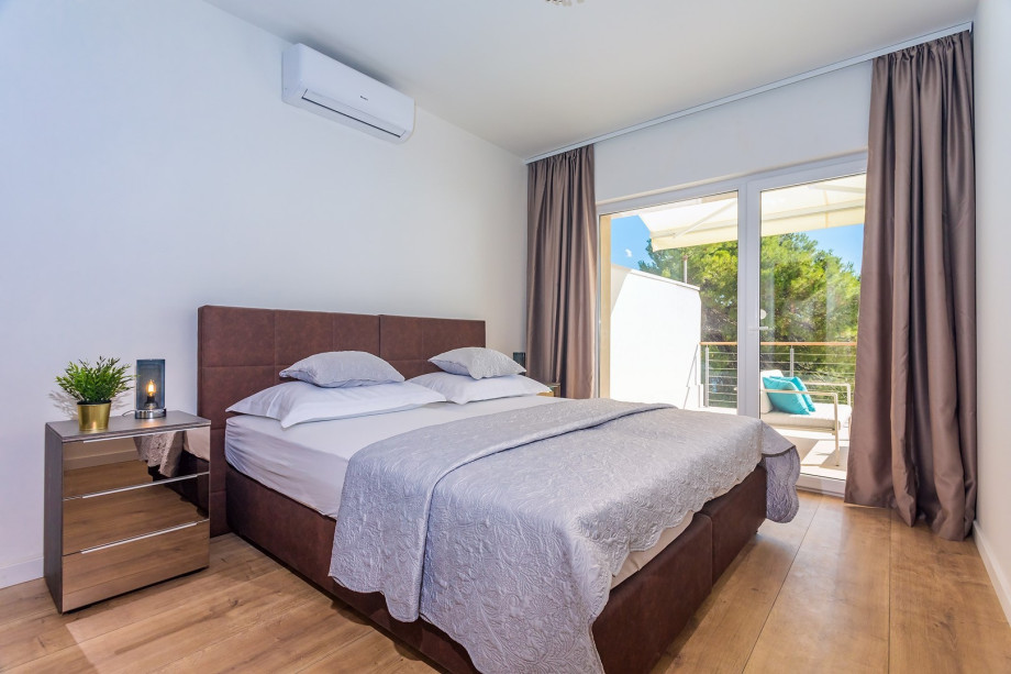Bedroom No1 with king-size bed 180x200, A/C, en-suite bathroom with a shower