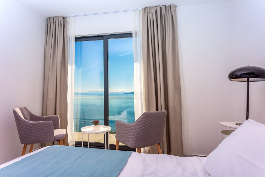 Master bedroom No1 with king-size bed 180x200, TV, A/C, en-suite bathroom with a bathtub
