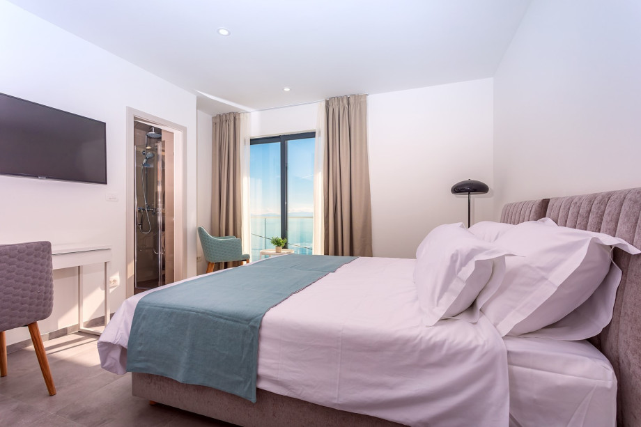 Bedroom No2 with king-size bed 180x200 (can separate into 2 single beds)