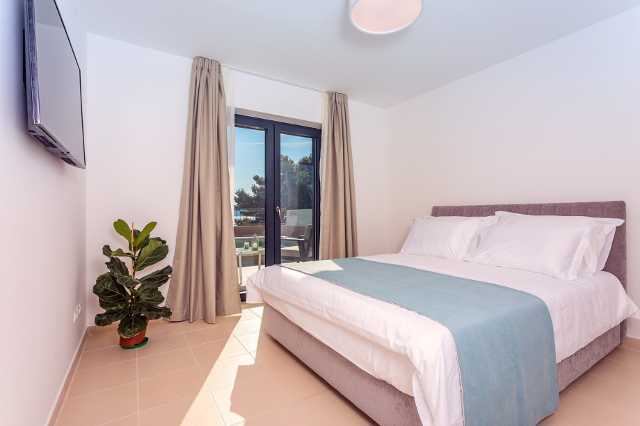 Bedroom No4 on the ground floor with king-size bed 160x200, TV, A/C,