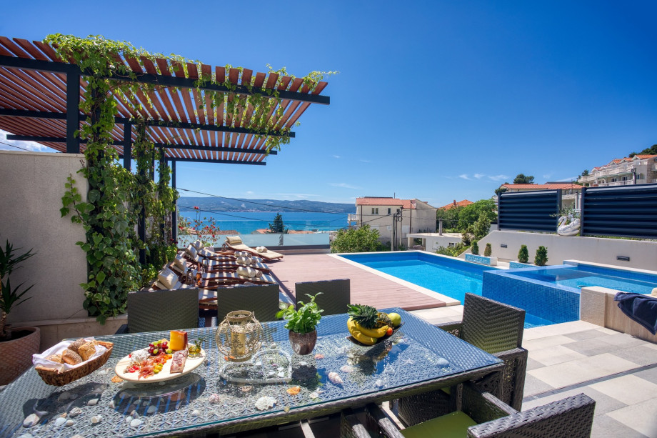 Outdoor dining area in front of the living room and kitchen