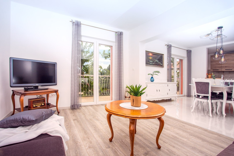 Living room with exit to the terrace, connected with dining area.