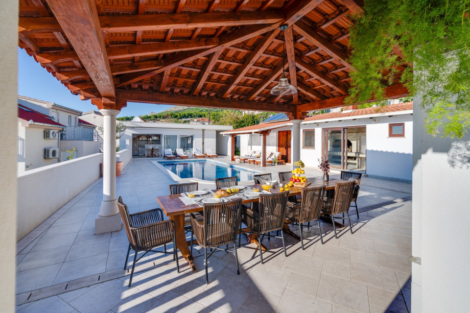 Summer kitchen with an outdoor dining area