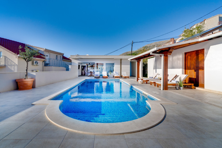 Private and heated swimming pool 10m x 5m with 8 deck chairs