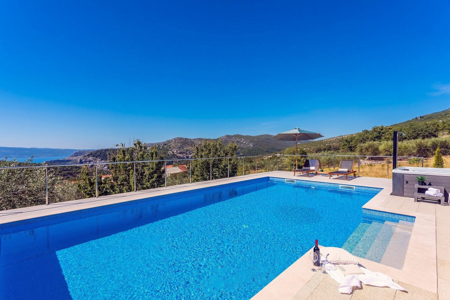 A private swimming pool, Jacuzzi, 6 deck chairs, 2 sun umbrellas, and views on the Gata village and the sea.