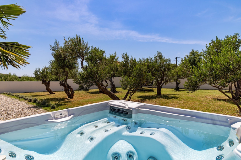 Villa Suker with Jacuzzi, Pool, 5 Bedrooms, close to the sea, max. 12 person