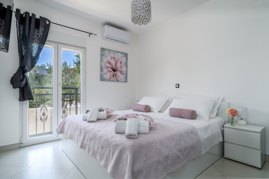 Bedroom No1 with king size bed 180x200cm