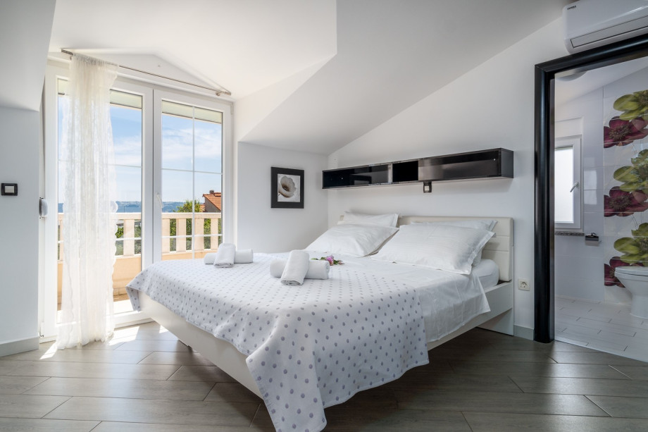 Bedroom No2 with king size bed 180x200cm and TV