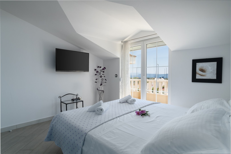 Bedroom No2 with king size bed 180x200cm and TV
