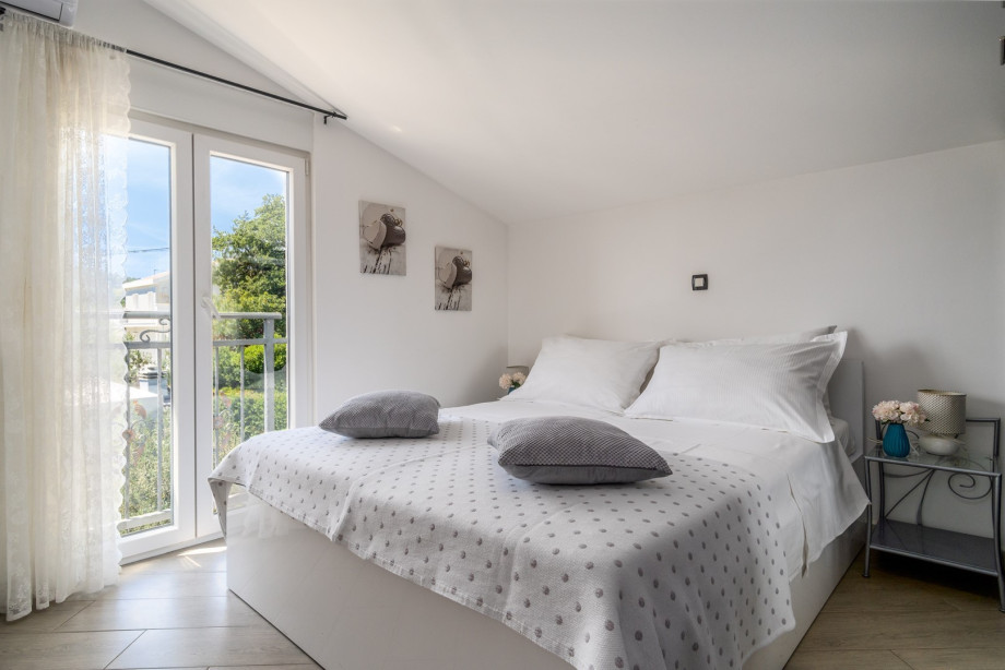 Bedroom No4 with king size bed 180x200cm and a balcony with sea views