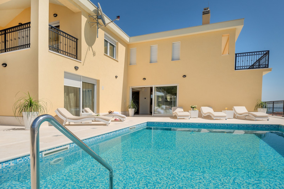 35 sqm private pool with a massage and a hydrolysis system that purifies the pool water without chlorine and other chemical additives