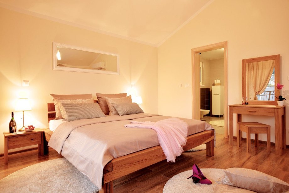 A Bedroom No 5 with king-size bed 180cm x 200cm, A/C, en-suite bathroom