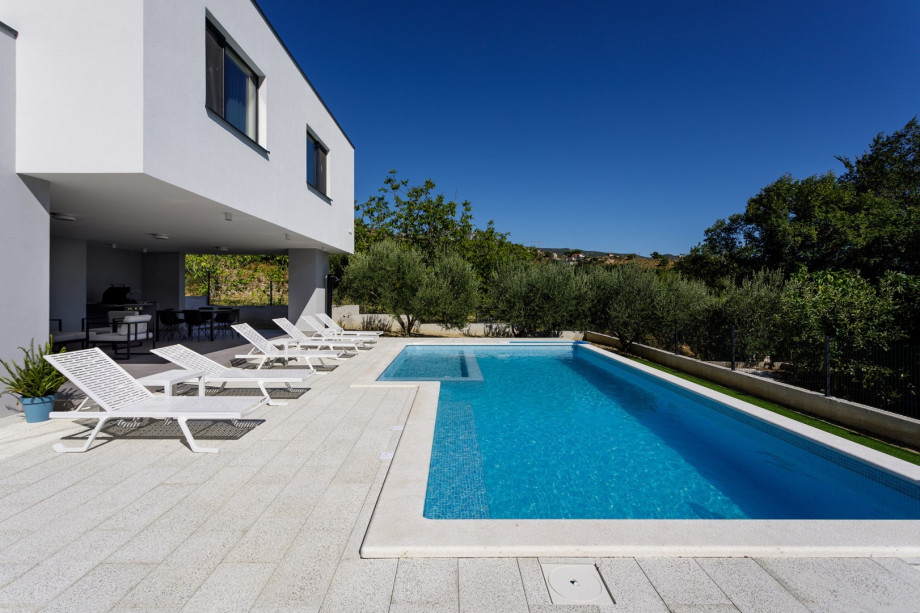 Spacious Villa with 9m x 4,5m pool with hydromassage, table tennis, fully airconditioned, free WiFi