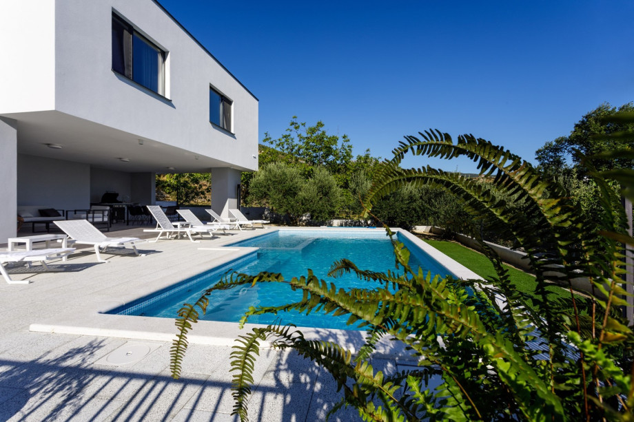 The outdoor area offers a private, heated swimming pool 9m x 4,5m with a hydromassage, a shallow part 1m x 4m (0,5m depth) for your youngest family members