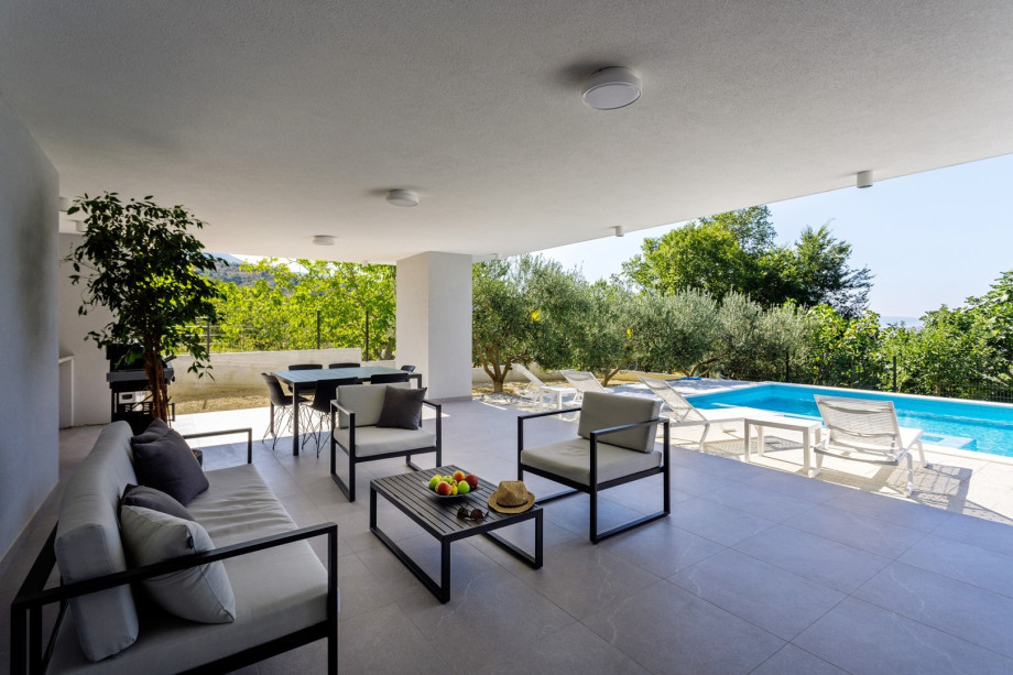 Spacious Villa with 9m x 4,5m pool with hydromassage, table tennis, fully airconditioned, free WiFi