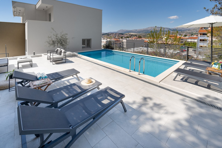Stylish villa for 9 people in Podstrana, only 9km from town Split, fully air-conditioned with free WiFi and PS5