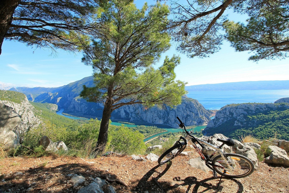 You can rent bikes (delivered to the villa) and explore with or without guide