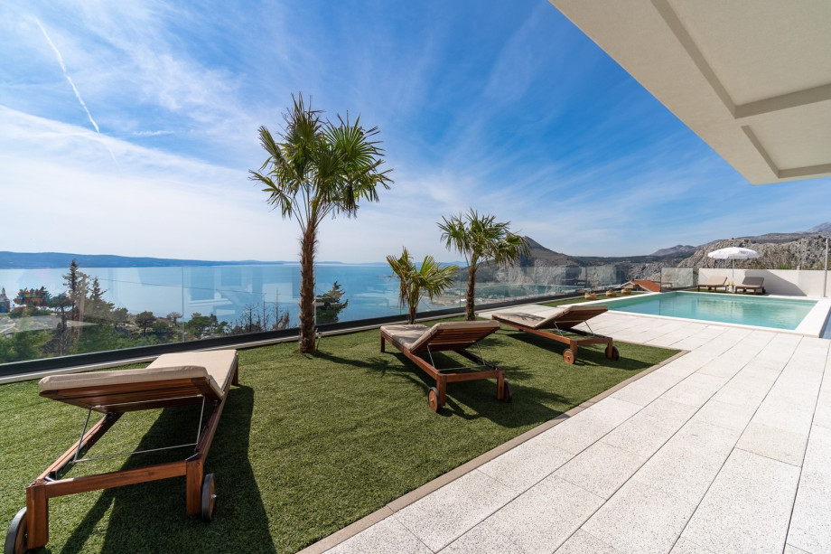 Private and heated pool with massage, amazing views on the islands, Adriatic sea and on town Omiš