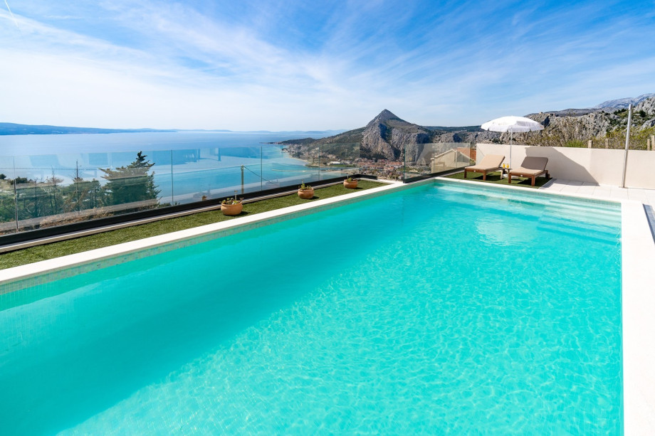Breathtaking panoramic views over the city, Adriatic sea, the coast, the islands and the Omiška Dinara hills