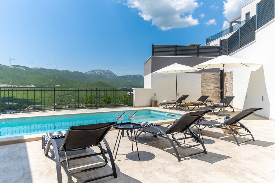 This is a modern place to stay in with a quiet environment but still close to all