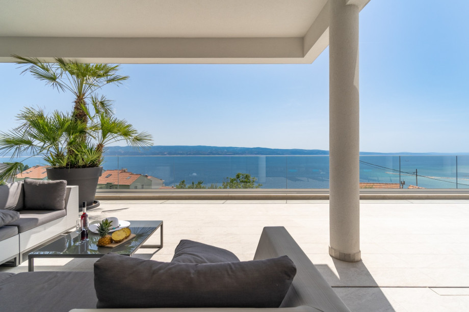 Spacious, covered lounge corner in front of the living room, amazing sea view
