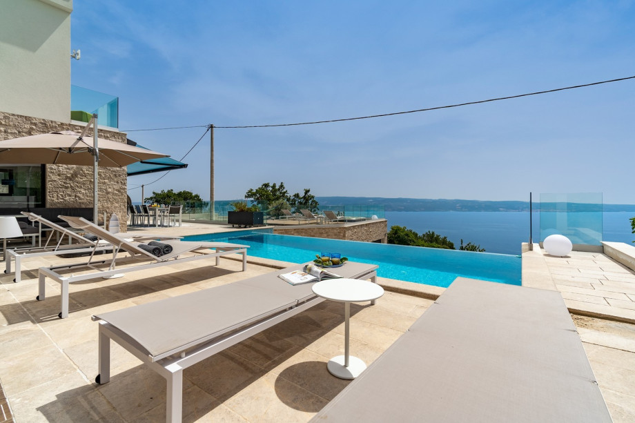 Villa offers two lounge corners, a covered/opened outdoor dining area for 8 pax with a direct approach to the kitchen and a gas barbecue.