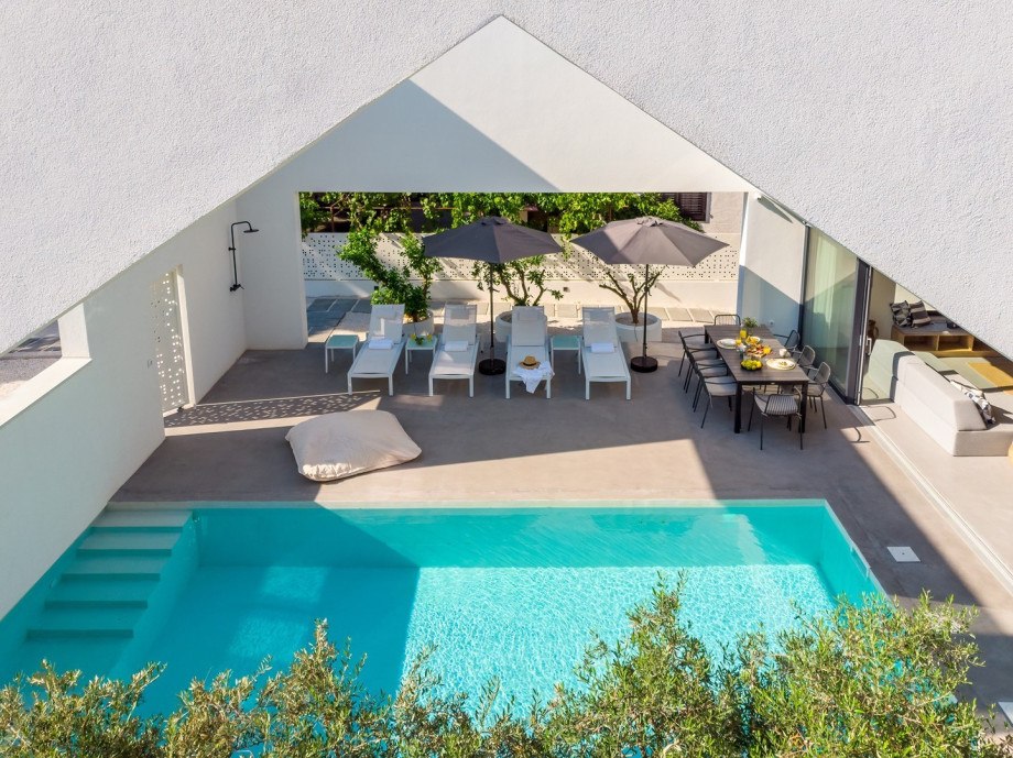 The outdoor offers a 34 sqm (8,4mx 4,1m) heated, private swimming pool with hydro-massage