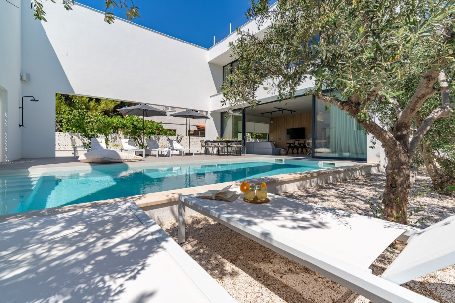 NEW! Luxury 5-bedroom Villa Altabianca with a Heated Pool, Finnish sauna, an outdoor Cinema, 50m from the beach