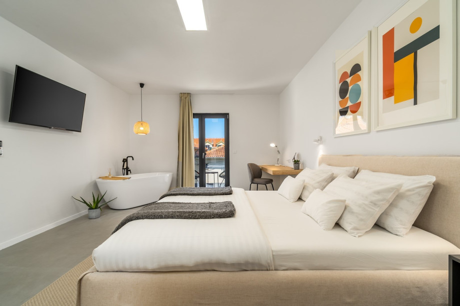 Master Bedroom No1 (26,5sqm) with king size bed 180cm x 200cm