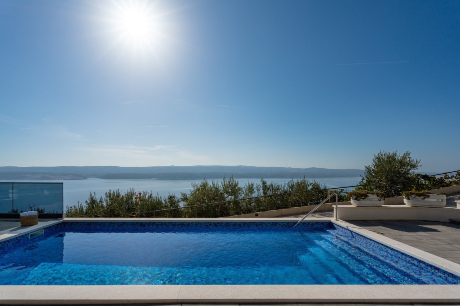 Located in the old part of Lokva Rogoznica with amazing panoramic views
