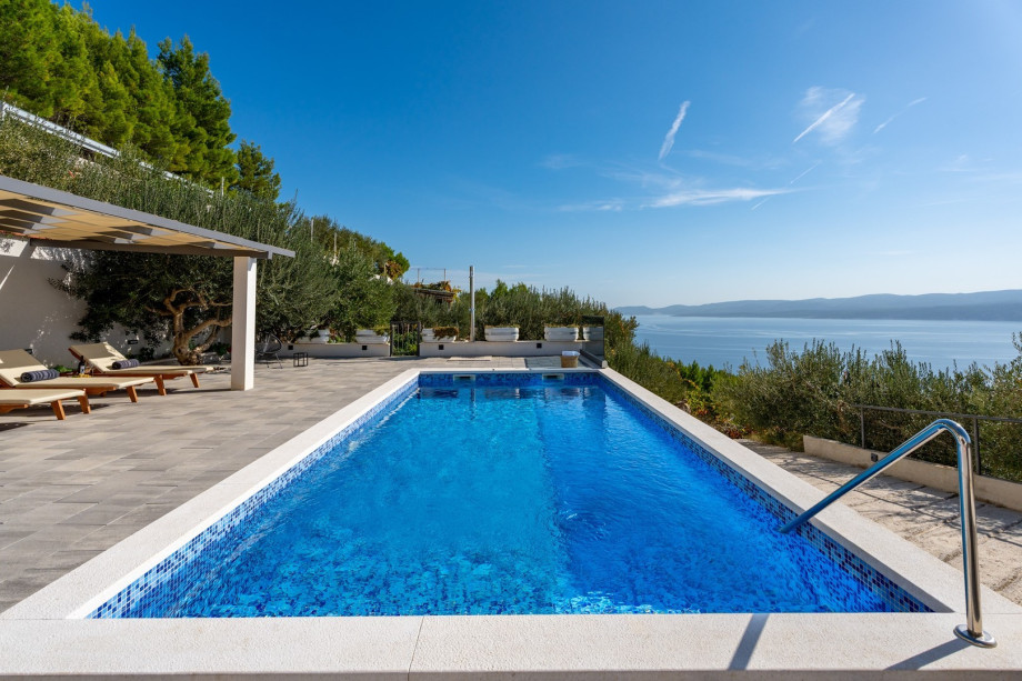 Private 27sqm pool and comfortable lounge chairs, open sea view