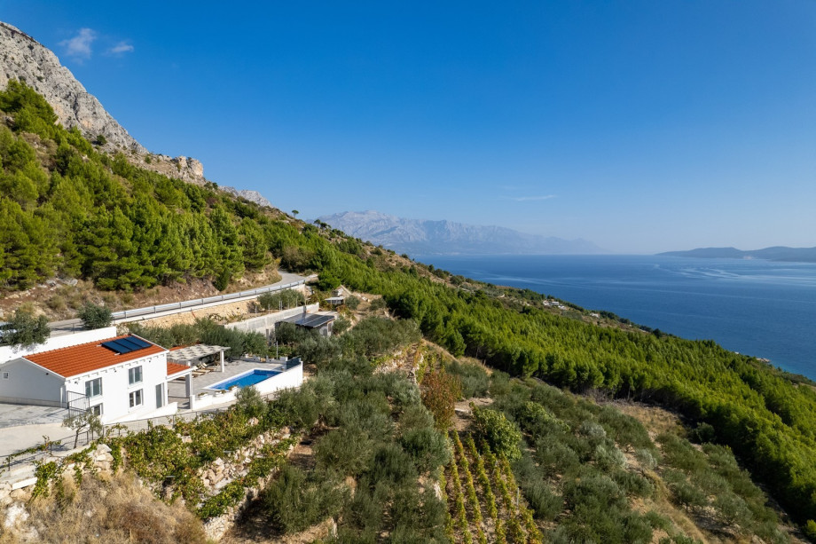 Located in the old part of Lokva Rogoznica with amazing panoramic views
