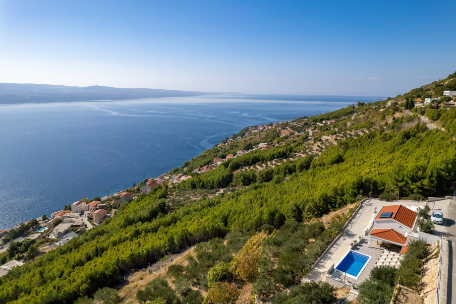Located in the old part of Lokva Rogoznica with amazing panoramic views
