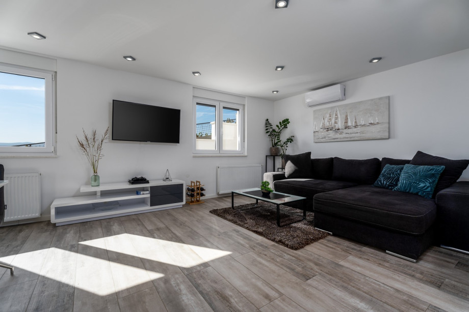 Living area with TV and PS4, family bathroom with shower