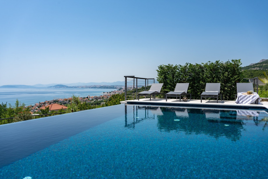 Stylish property with heated 32sqm private pool, 5 bedrooms, 5 bathrooms, 1km from the beach