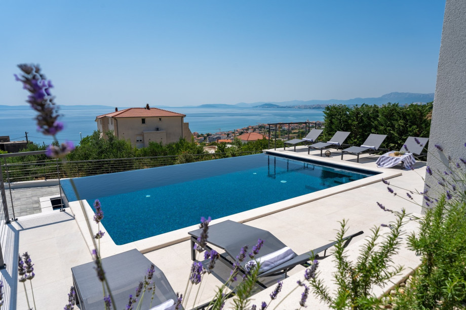 It is fully air-conditioned with free WiFi and equipped with all modern guest needs for a very comfortable stay.