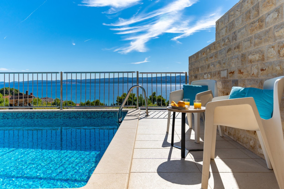 Enjoy the summer sun in this magnificent environment and views