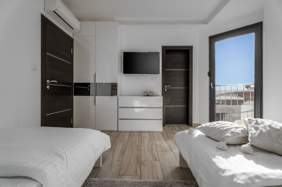 Bedroom No2 with 2*single bed, en-suite and sea views, TV, AC - first floor