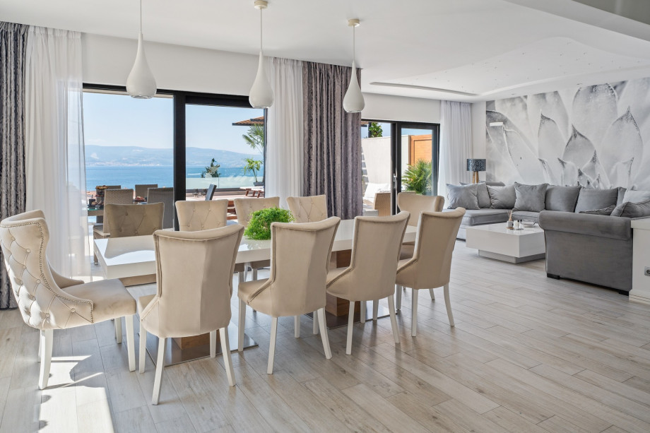 Spacious living and dining area with fully equipped kitchen