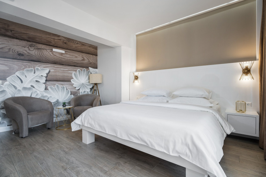 Bedroom No3 ensuite: double bed 180x200cm and terrace exit